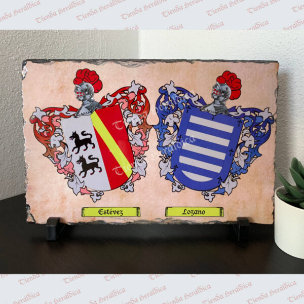 Pizarra heráldica con dos escudos